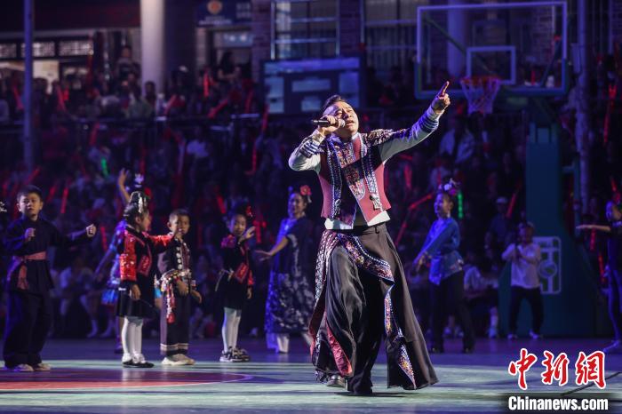 星辉娱乐登录：“冠军之夜深山音乐会”在贵州“村BA”球场上演