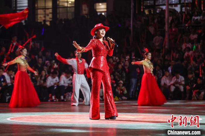 星辉娱乐登录：“冠军之夜深山音乐会”在贵州“村BA”球场上演