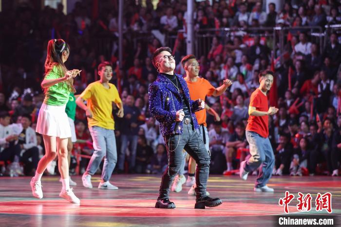 星辉娱乐登录：“冠军之夜深山音乐会”在贵州“村BA”球场上演