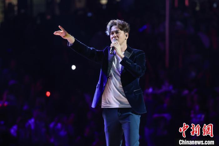 星辉娱乐登录：“冠军之夜深山音乐会”在贵州“村BA”球场上演