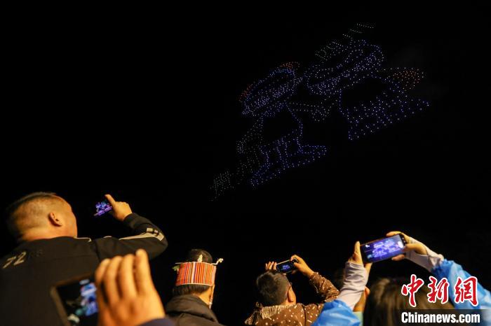 星辉娱乐登录：“冠军之夜深山音乐会”在贵州“村BA”球场上演