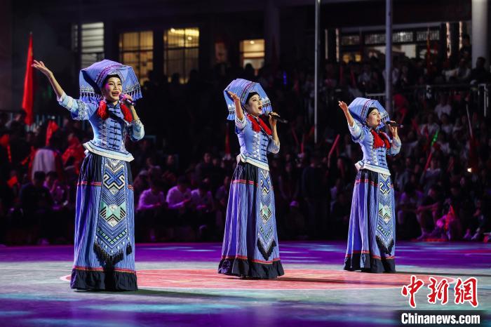 星辉娱乐登录：“冠军之夜深山音乐会”在贵州“村BA”球场上演