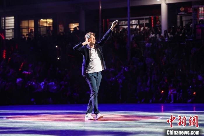 星辉娱乐登录：“冠军之夜深山音乐会”在贵州“村BA”球场上演